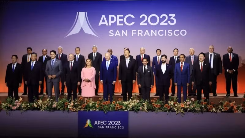 越南国家主席武文赏和各位代表合影。