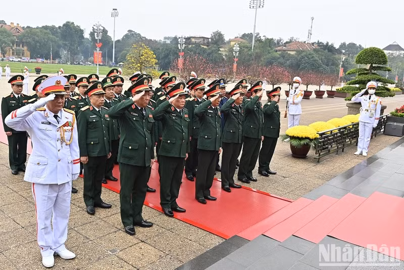 中央军委代表团入陵瞻仰胡志明主席遗容。（登科 摄）