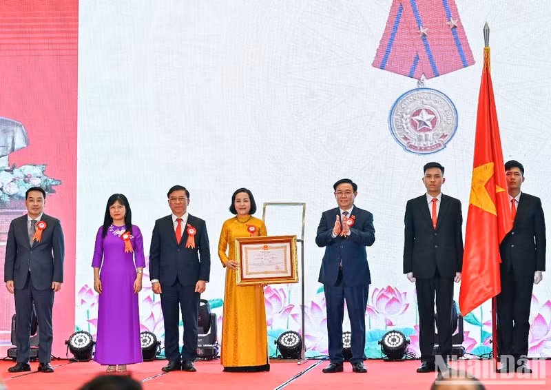 二级劳动勋章授予仪式。