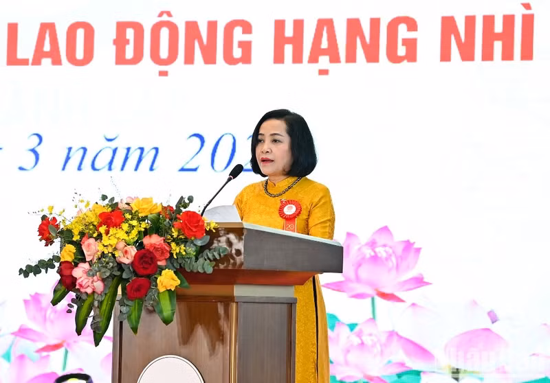 国会代表工作委员会主任阮氏青在仪式赏发言。 国会代表工作委员会主任阮氏青在仪式赏发言。