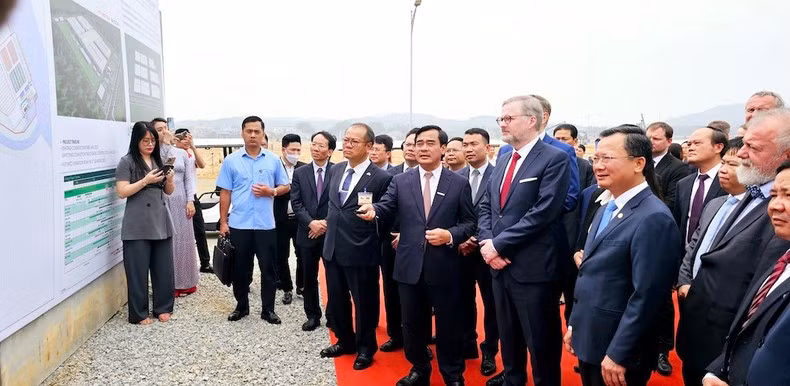 捷克总理彼得·菲亚拉视察斯柯达汽车组装和制造厂项目。