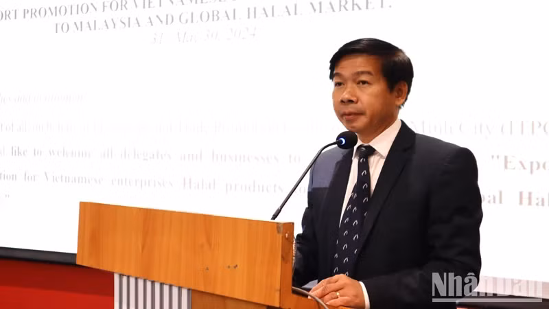 胡志明市贸易投资促进中心副经理陶明正在研讨会上发表讲话。