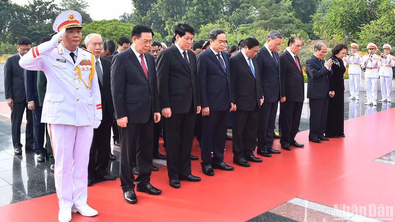 越南党和国家领导、前领导人缅怀各位英雄烈士。