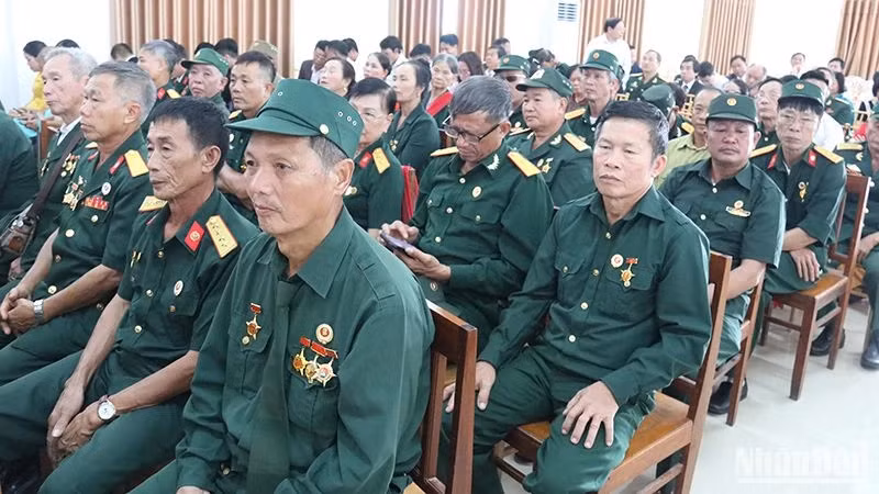 各位代表出席活动。