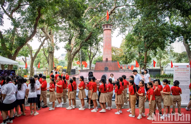 学生们前往《人民报》社总部参观展览。