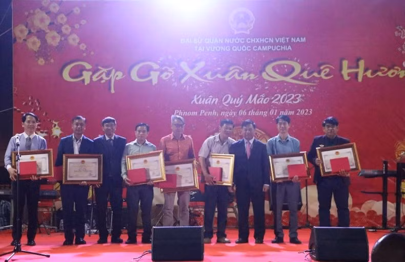 为社区做出贡献的个人、集体荣获奖状。