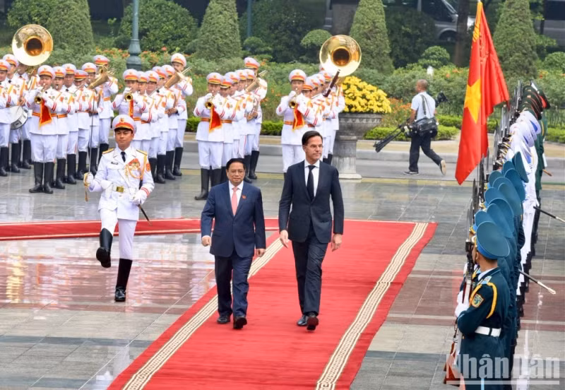 越南政府总理范明正为荷兰首相举行正式欢迎仪式。