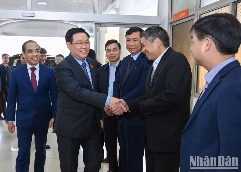 国会主席王廷惠和宣光省主要干部。