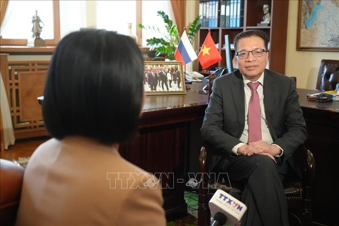 邓明魁大使接受记者采访。（图片来源：越通社）