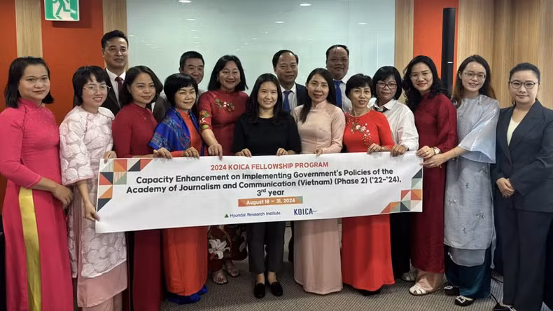 KOICA代表、院新闻与传播学院领导和学员们合影。