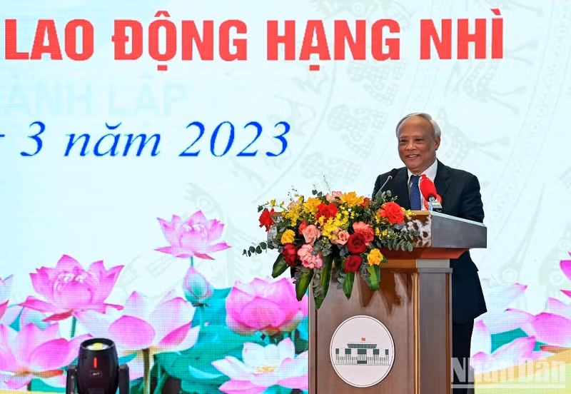 前国会副主席汪周刘在仪式上发言。 前国会副主席汪周刘在仪式上发言。