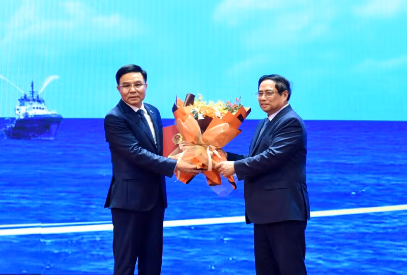 范明正总理向越南油气集团总经理黎孟雄赠送鲜花。