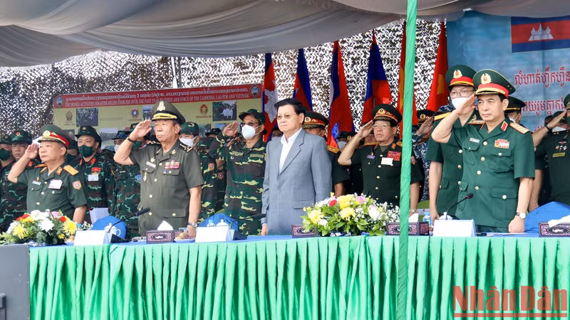 老挝人民革命党中央总书记、国家主席通伦•西苏里，越南国防部部长潘文江大将，老挝政府副总理兼国防部部长占沙蒙·占雅拉大将，柬埔寨副首相兼国防大臣迪班大将出席活动。