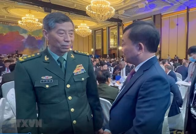 越南国防部副部长黄春战上将会见中国国务委员兼国防部长李尚福上将。