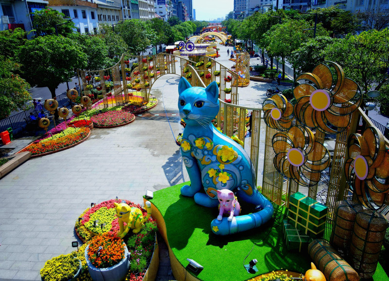 胡志明市2023癸卯年春节阮惠花街一角。（图片来源：青年报)