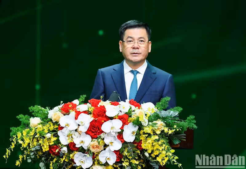 越共中央委员、越南工贸部部长、越南国家品牌委员会主任阮鸿延发表讲话。