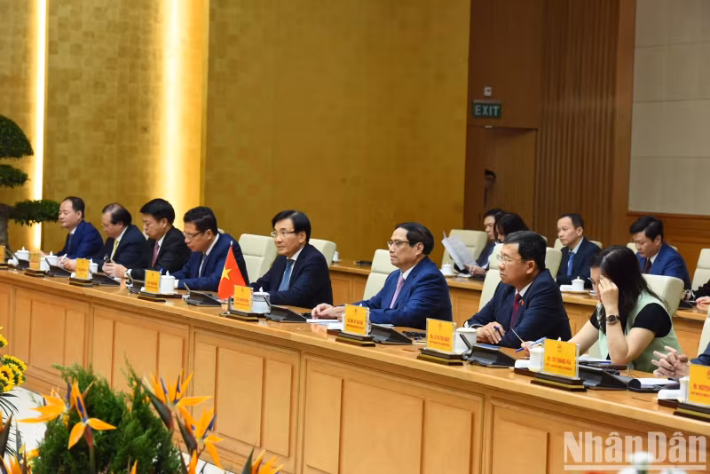 范明正总理和越南政府成员。