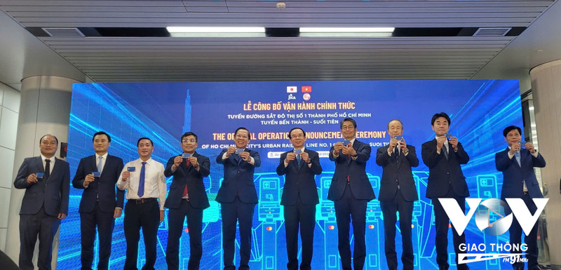 各位代表出席仪式。（图片来源：vovgiaothong.vn）