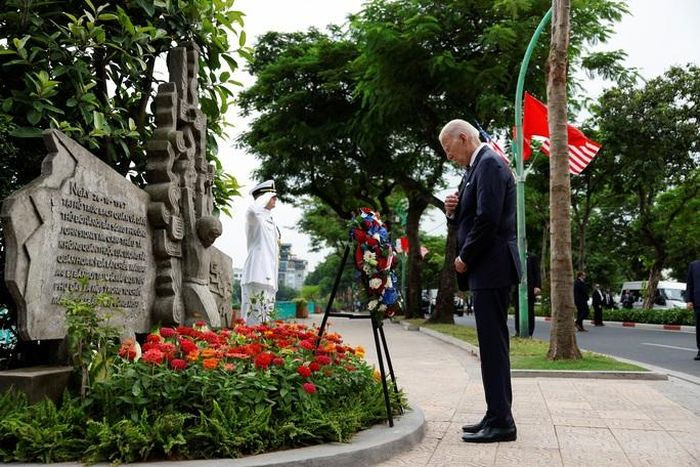 美国总统乔·拜登在已故美国参议员约翰·麦凯恩的浮雕献花。（图片来源：路透社）