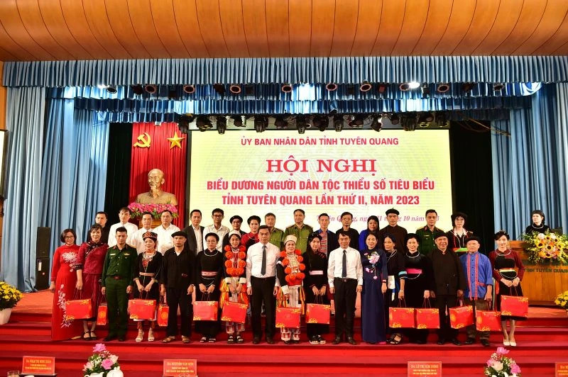 2023年第二次宣光省模范少数民族同胞表彰大会。