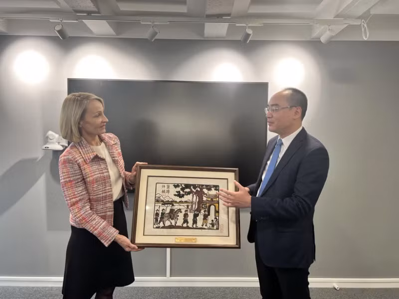 越南国家审计署副审计长裴国勇向瑞典国家审计署副审计长莫尔尼赠送纪念品。（图片来源：越通社）