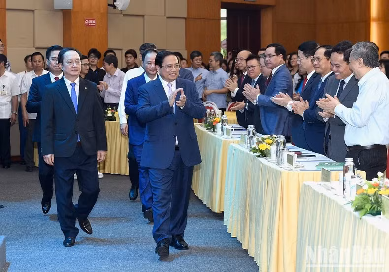 范明正总理出席5·18越南科技日庆祝活动和科学技术部成立65周年纪念仪式。