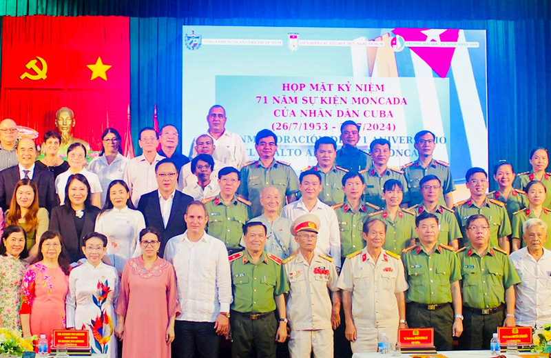 双方代表合影。（图片来源：hcmcpv.org.vn）