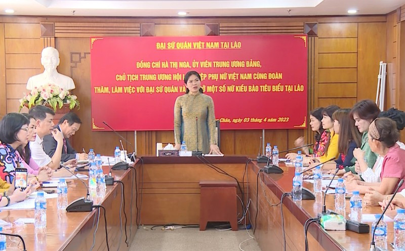 越南妇女联合会主席何氏娥在会议上发言。