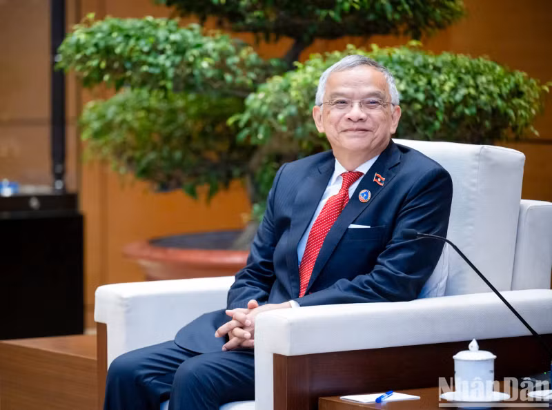 老挝国会副主席、老挝和平与团结委员会主席宋玛·奔舍那发表讲话。