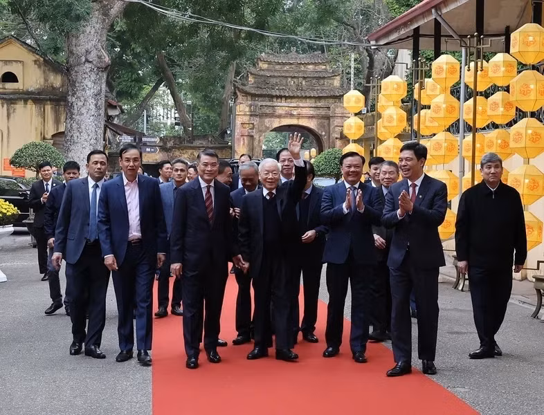 阮富仲总书记和各位代表前往升龙皇城遗迹区敬香。