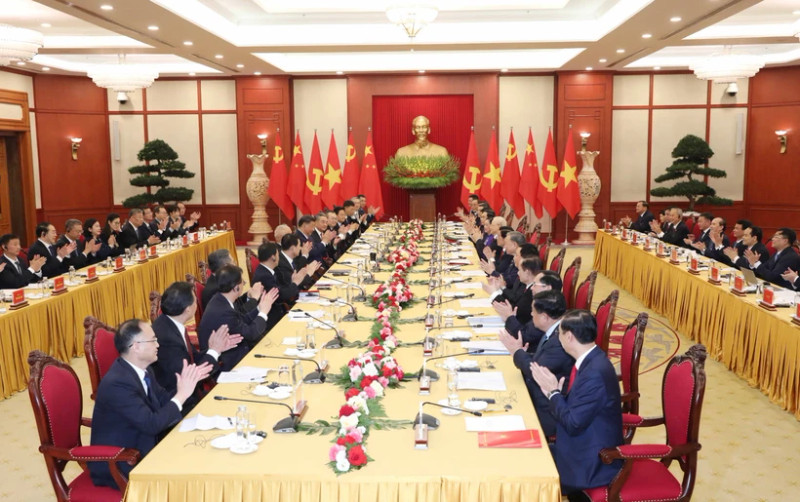 越共中央总书记阮富仲和中共中央总书记、中国国家主席习近平会谈全景。（图片来源：越通社）