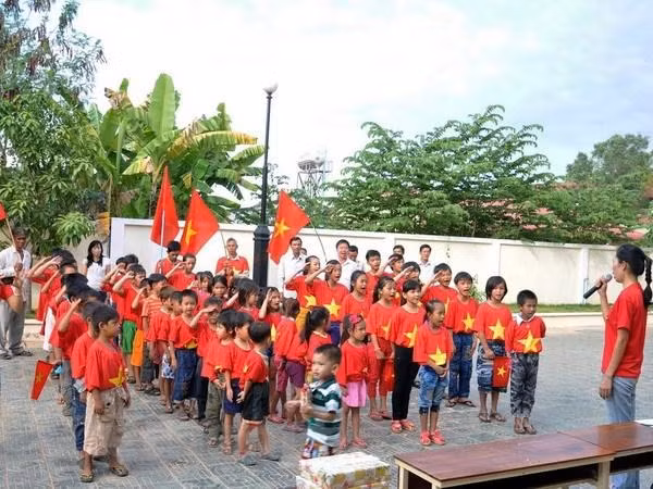 在柬埔寨越南人学生。（图片来源：越通社）