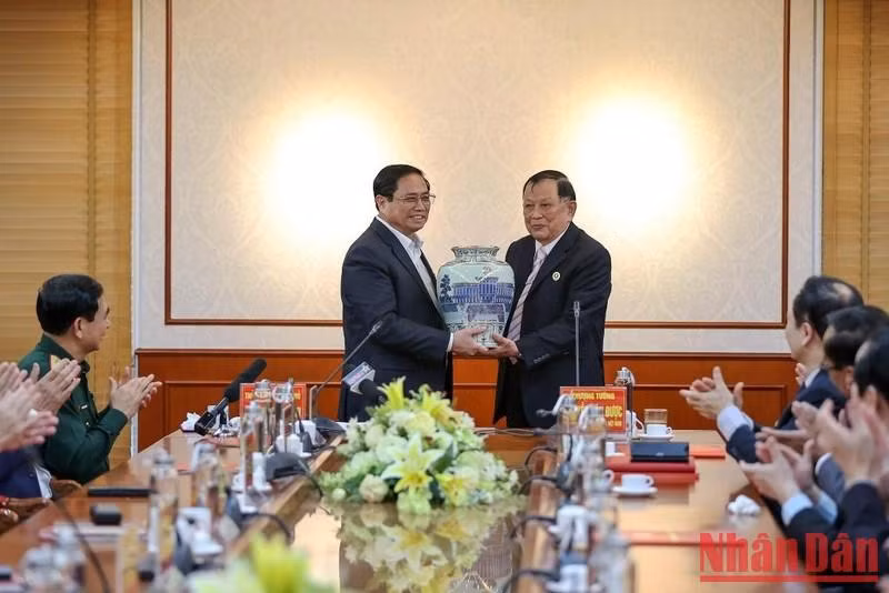 范明正总理向越南老战士协会赠送纪念品。
