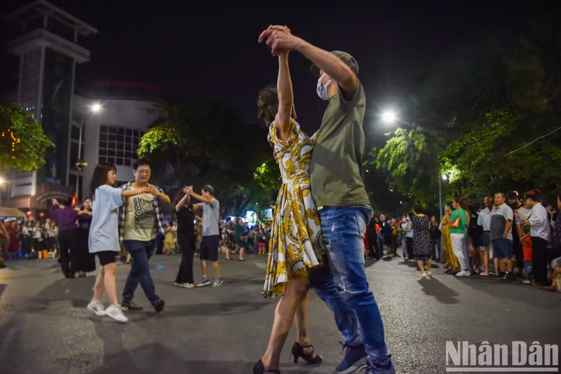 游客参与舞蹈活动。