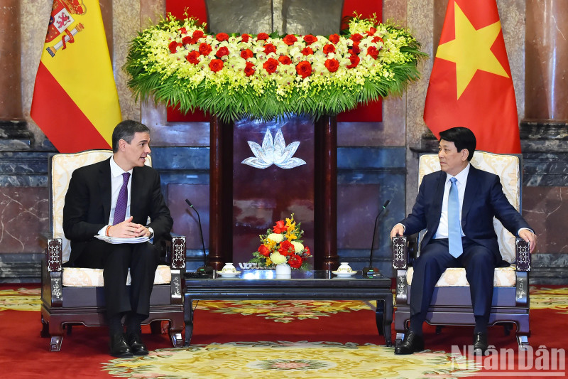 越南国家主席梁强会见西班牙首相佩德罗·桑切斯。