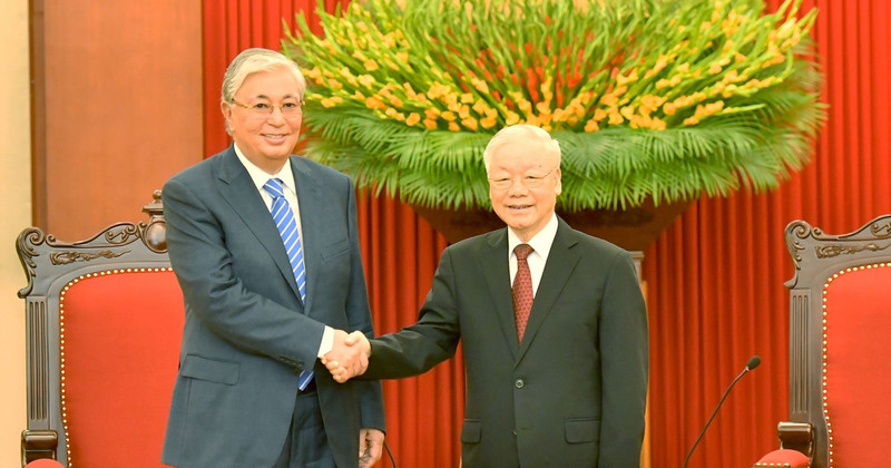 越共中央总书记阮富仲和哈萨克斯坦总统卡瑟姆若马尔特·托卡耶夫。