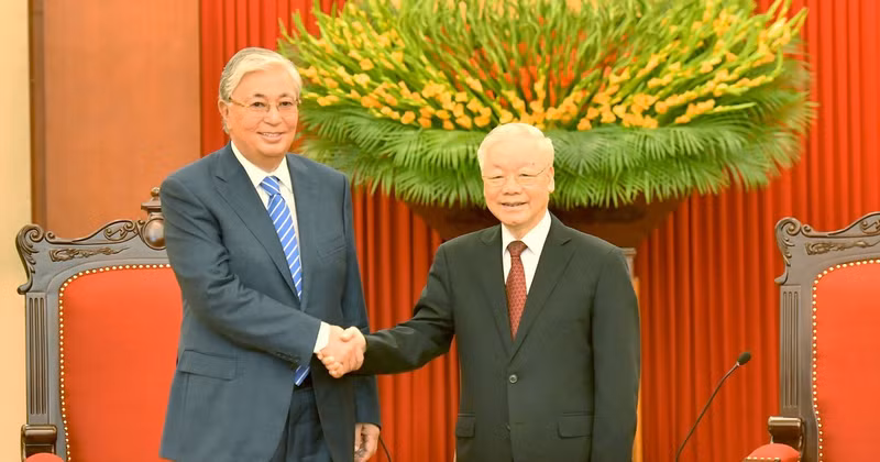 越共中央总书记阮富仲和哈萨克斯坦总统卡瑟姆若马尔特·托卡耶夫。