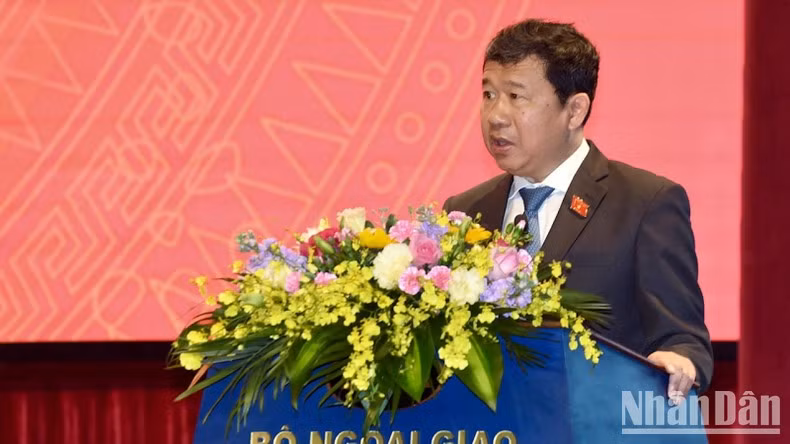 国会对外委员会主任武海河在会议上发言。