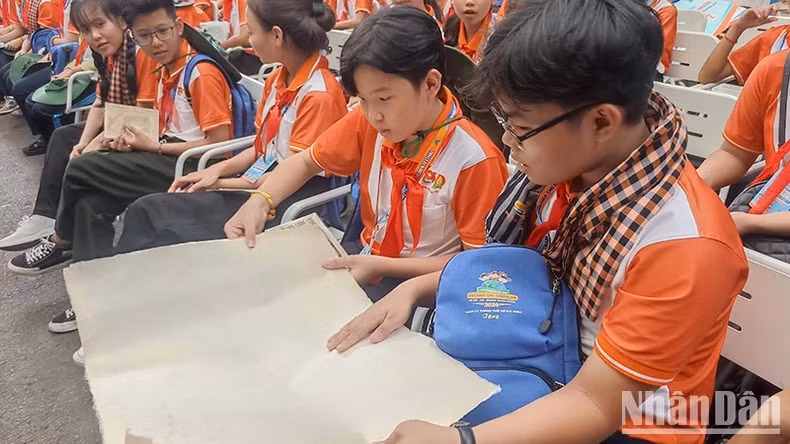 学生们了解越南冥纸制作业。