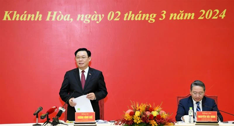越南国会主席王廷惠在会议上发表讲话。