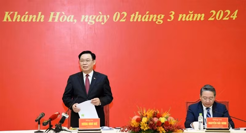 越南国会主席王廷惠在会议上发表讲话。