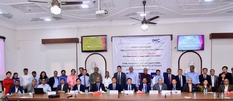 岘港市工作代表团出席在孟买举行的投资促进会议。