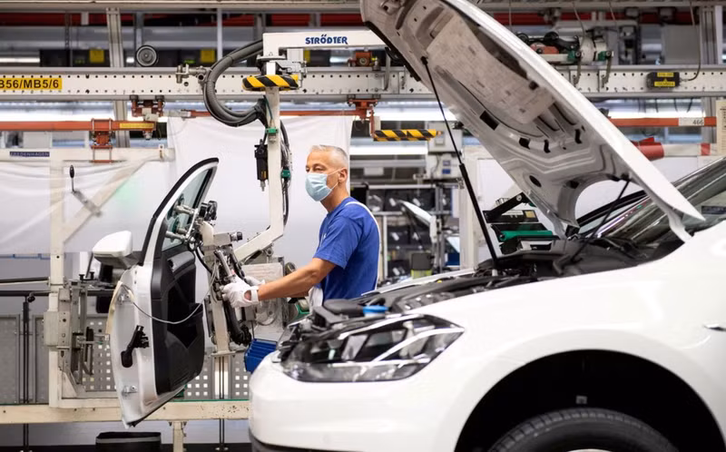 一名工人在德国大众汽车装配线工作. （图片来源：Reuters）