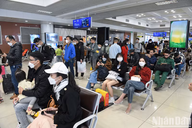 拥挤的候机区。