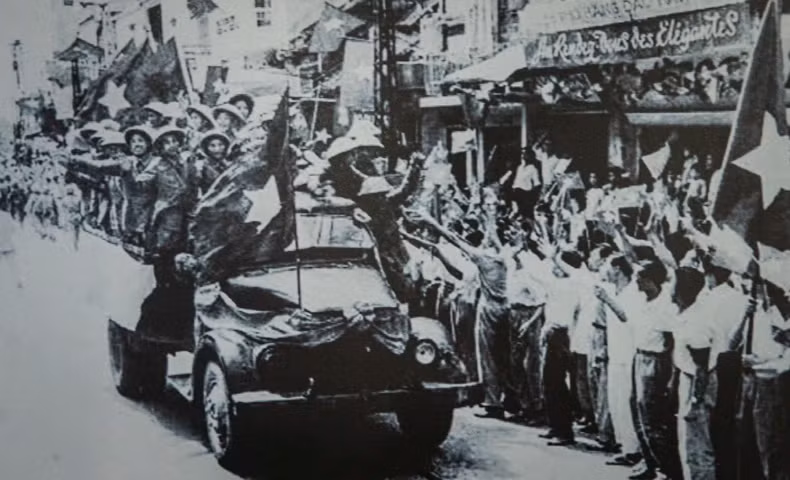 河内人民欢迎部队们接管首都。