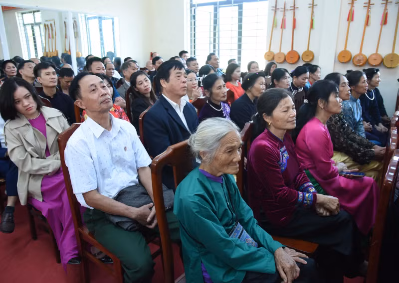 谅山省文朗县那岑镇人民出席活动。