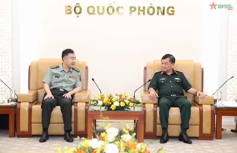 黄春战上将会见中国驻越南武官潘涛大校。（图片来源：人民军队报）