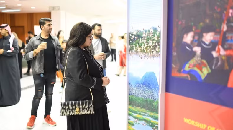 “越南文化精髓”和“获联合国教科文组织公认的越南世界遗产”图片展展示关于越南名胜古迹、文化遗产等的图片，从而推广越南国家形象。