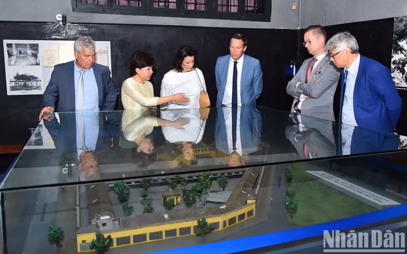 比利时参议院议长斯蒂芬妮·德霍斯参观火炉监狱遗迹。