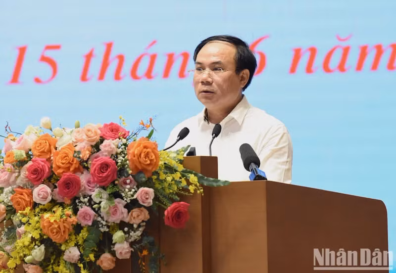 建设部副部长阮文生发表讲话。